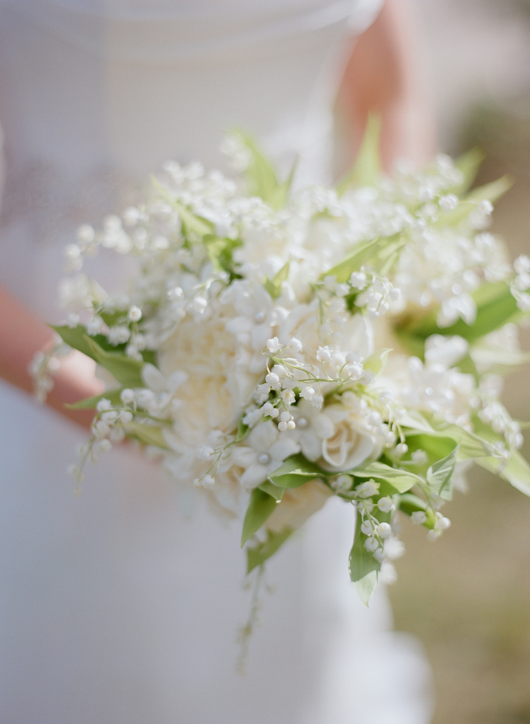 white and green bouquet, white and green wedding colors, white and green wedding flowers, small bouquet, elegant bouquet, country wedding, outdoor wedding, bride,