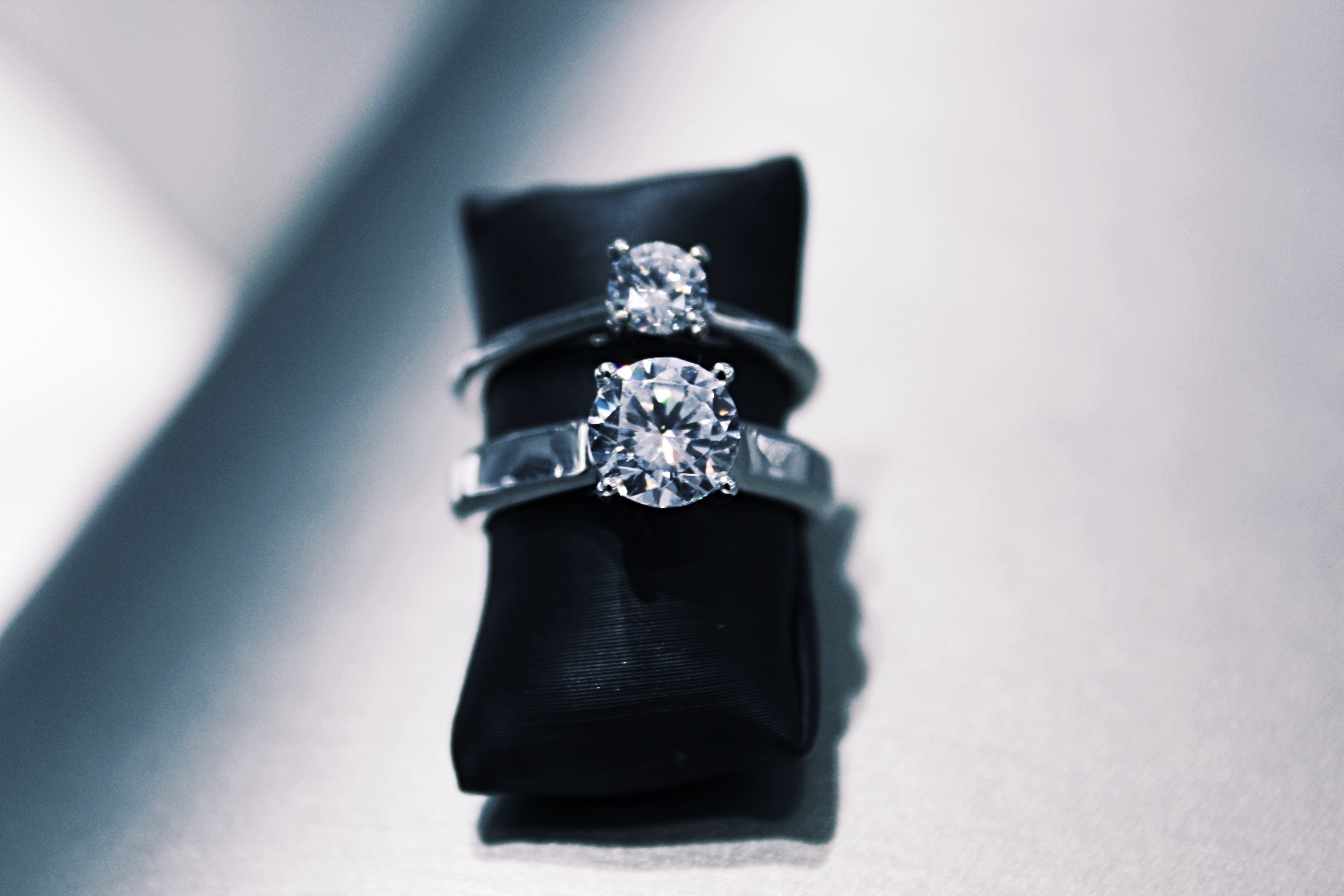 ring pillow, two wedding rings, wedding rings, engagement rings, diamond rings, brilliant diamonds, round diamonds, white gold rings,