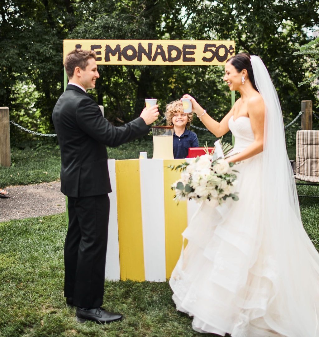 lemonade stand, wedding dress, bride, summer wedding, wedding beverage